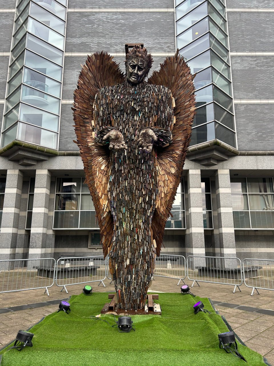 "Knife Angel" haykali.