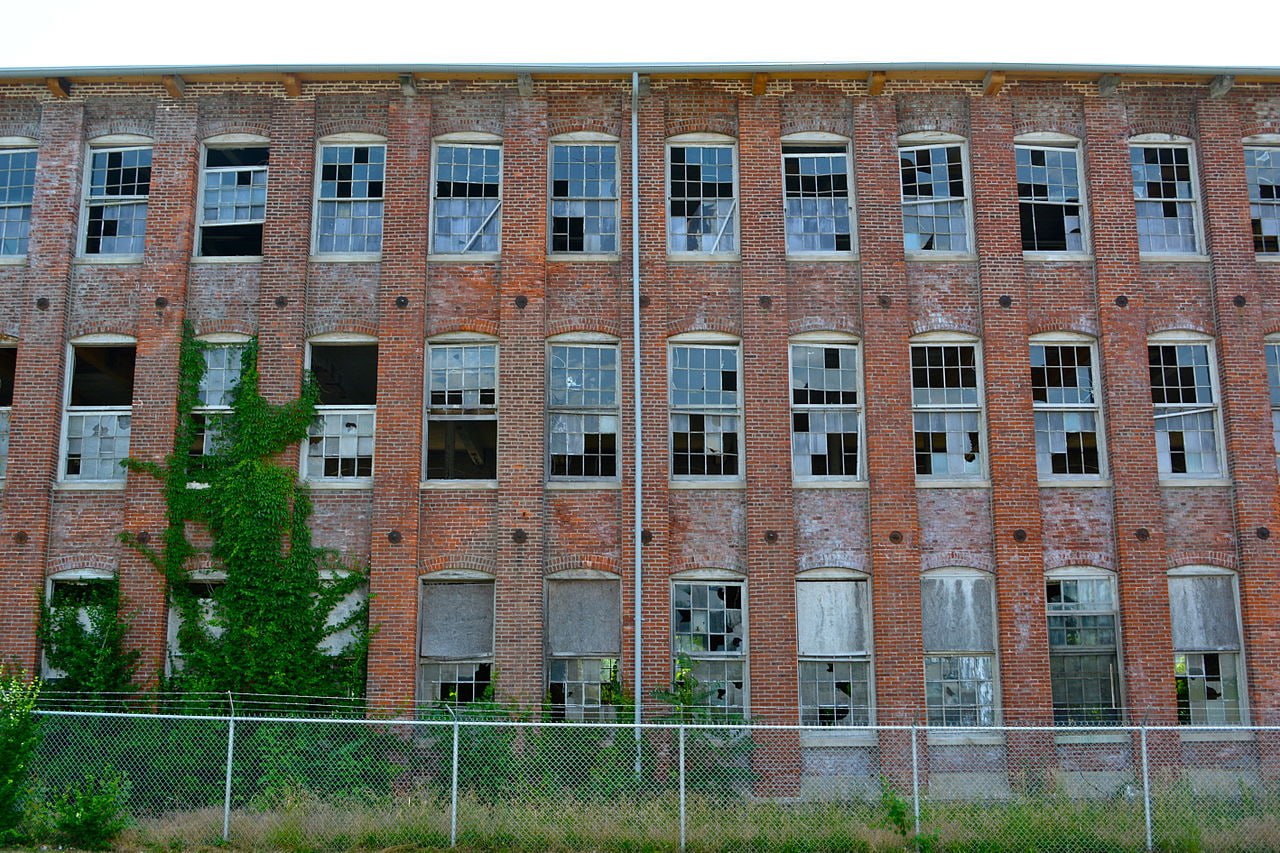 Kriminologiyada sindirilgan oynalar nazariyasi (Broken Windows Theory)