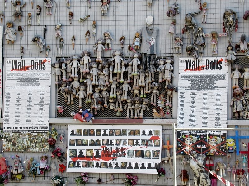 Milan shahrida joylashgan,  ayollarga nisbatan zo‘ravonlikka qarshi art-installyatsiya.